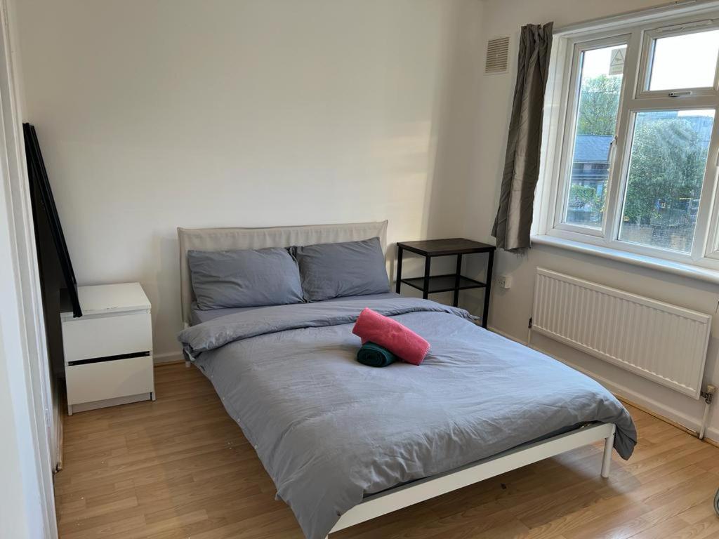 Double Near Canary Wharf 28 * Londra