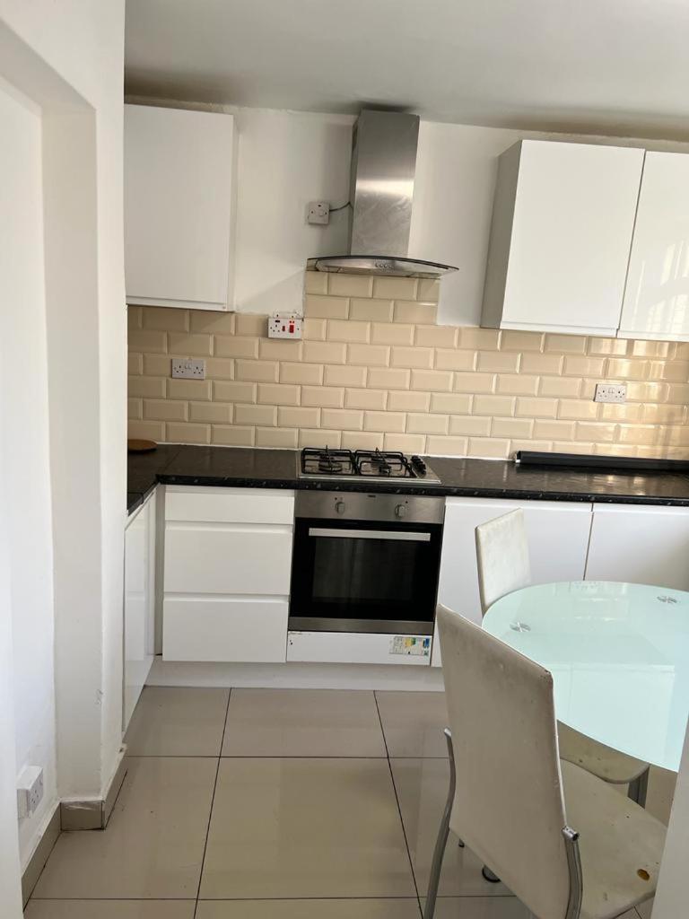 Double Near Canary Wharf 28 * Londra