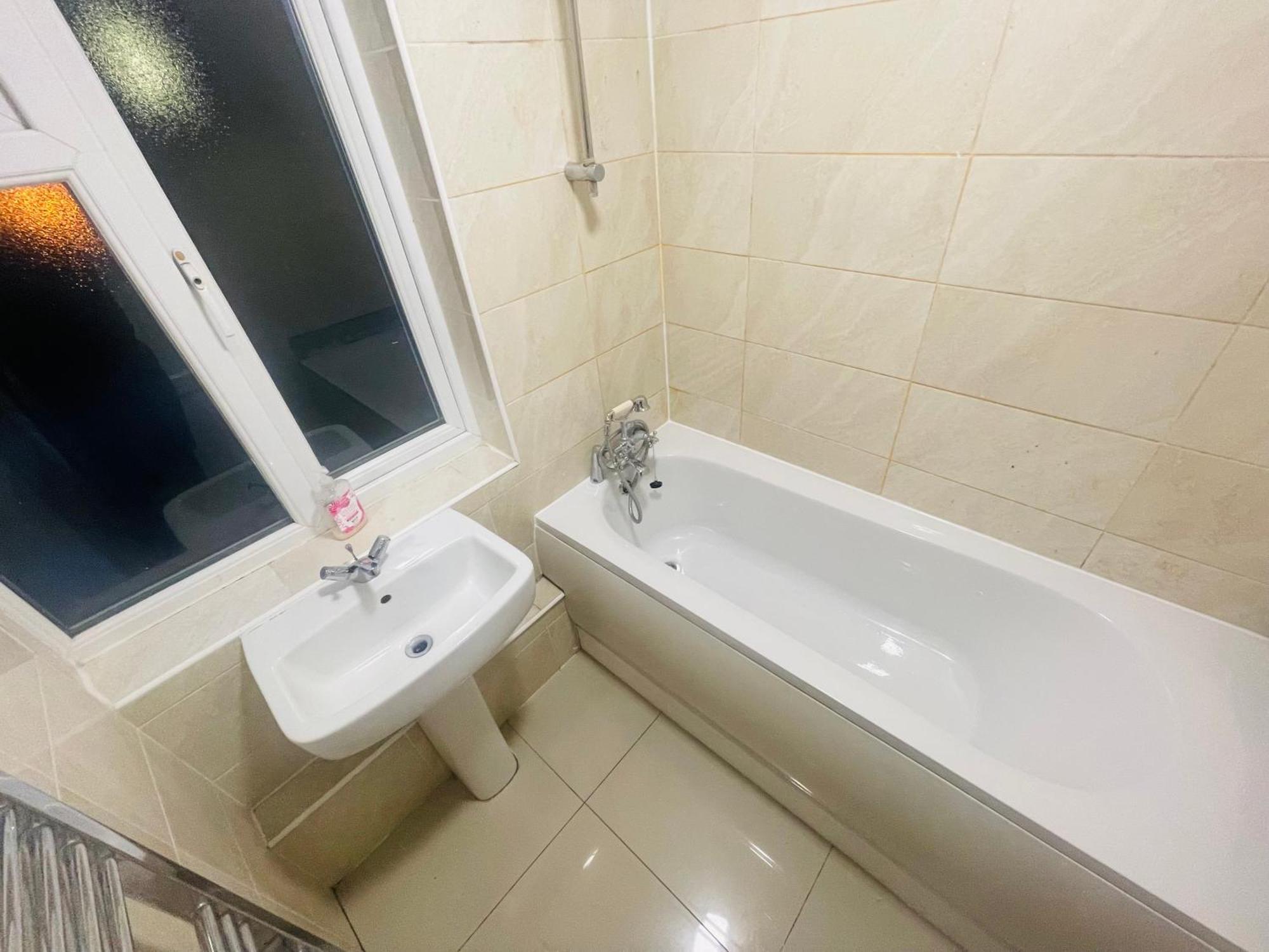 Double Near Canary Wharf 28 * Londra